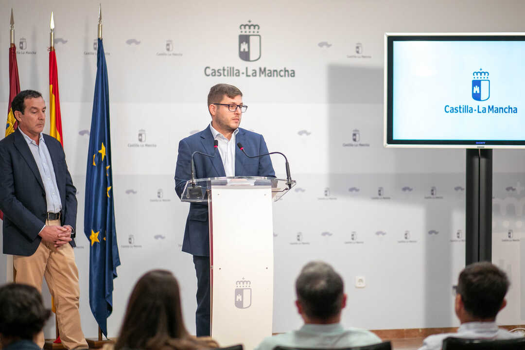 Ignacio Hernando, consejero de Fomento de Castilla-La Mancha, informando sobre el futuro reglamento del taxi