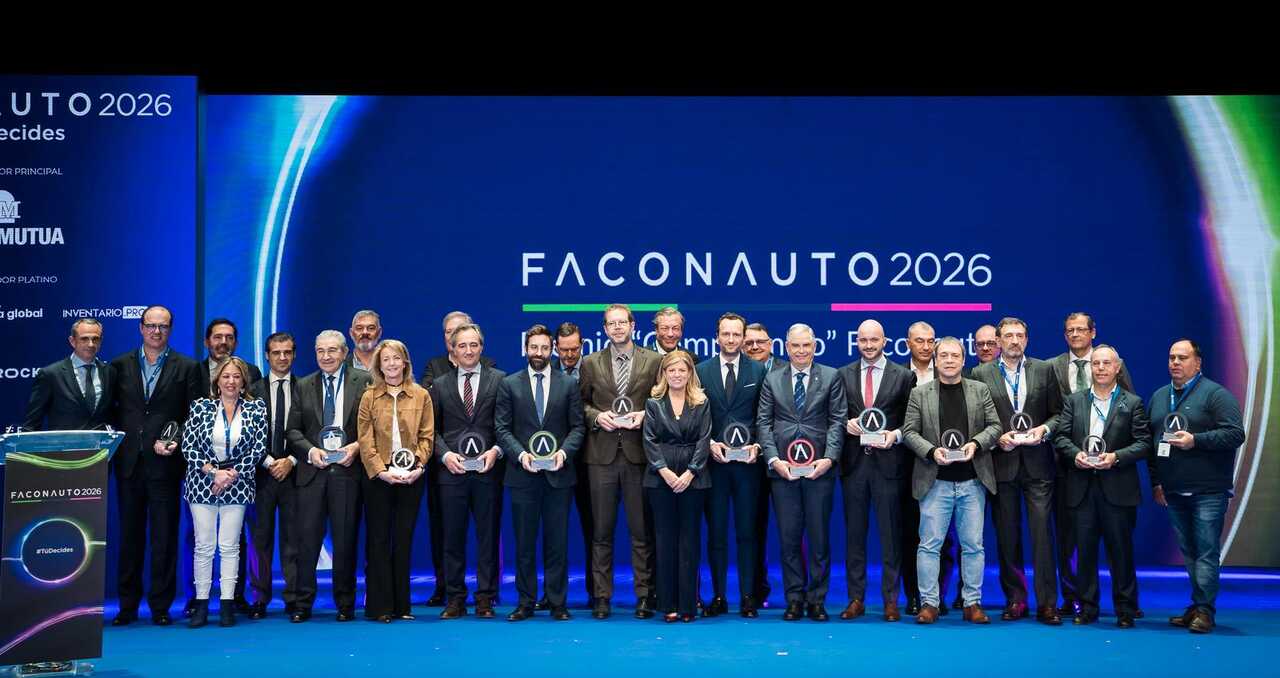 Foto de familia de los galardonados en los Premios Compromiso entregados por Faconauto durante la celebración de su Congreso 2026