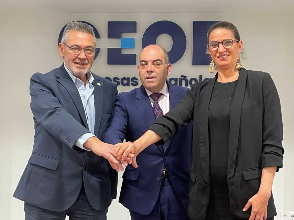 Firma entre ANTAXI, CEOE y ATA para la jubilación en el taxi