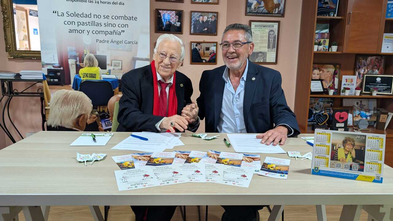 El Padre Ángel junto a Julio Sanz, presidente de FPT, durante la firma del convenio