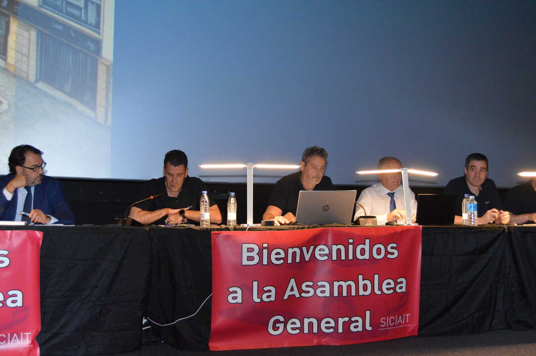 En el centro de la imagen, Leonardo Movilla, presidente de SCAT