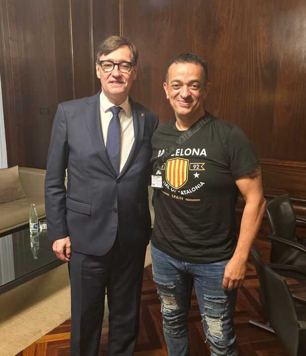 Salvador Illa, president de la Generalitat de Catalunya, junto a Tito Álvarez, portavoz de Élite Taxi Barcelona