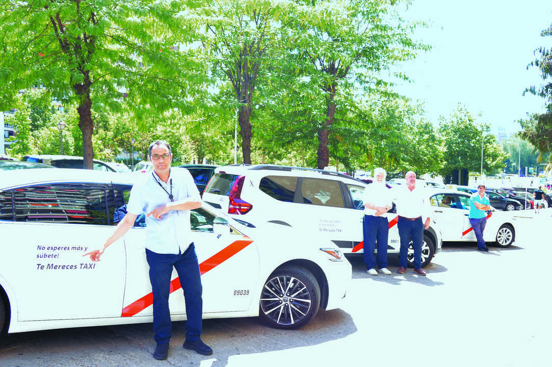 Israel Isidoro, Héctor Calvo e Isidro Guijarro, tres taxistas que participan en la campaña
