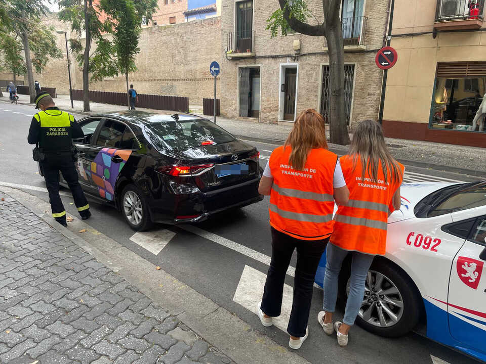 El taxi valora el trabajo de los agentes, pero piden que se lleven a las VTC ilegales al depósito