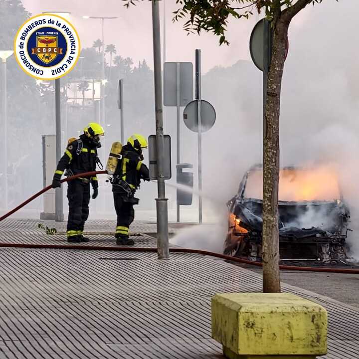 Bomberos apagando un taxi en Cádiz. Imagen: Consorcio de Bomberos de la Provincia de Cádiz